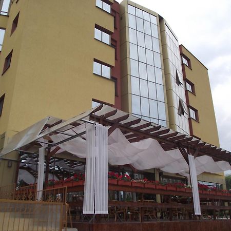 Hotel Flormang Крайова Екстер'єр фото