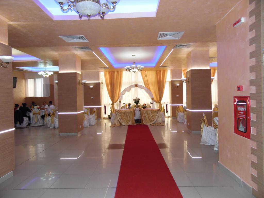 Hotel Flormang Крайова Екстер'єр фото