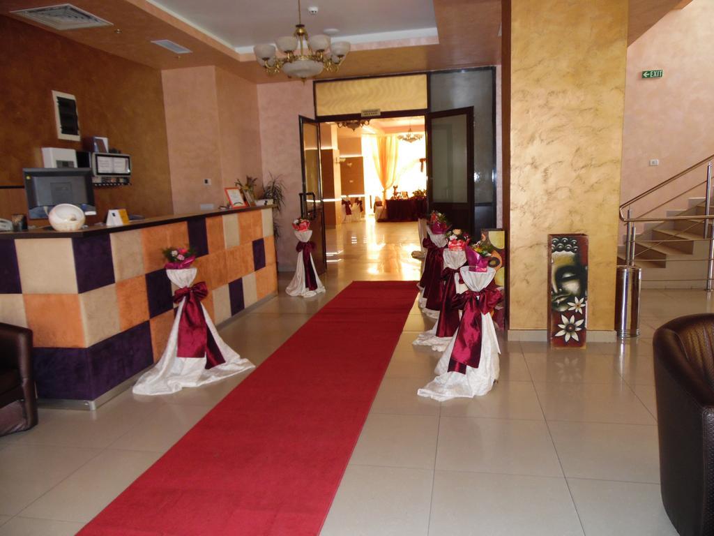 Hotel Flormang Крайова Екстер'єр фото