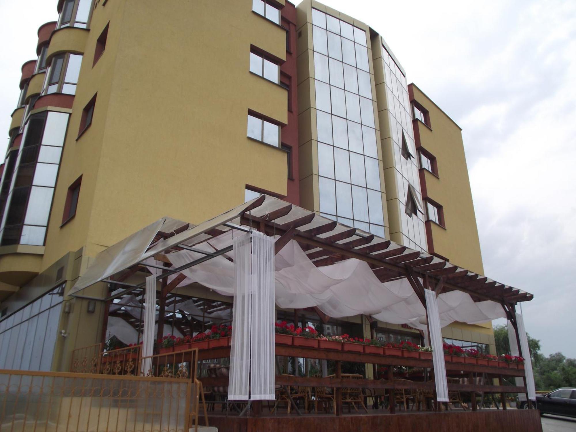 Hotel Flormang Крайова Екстер'єр фото