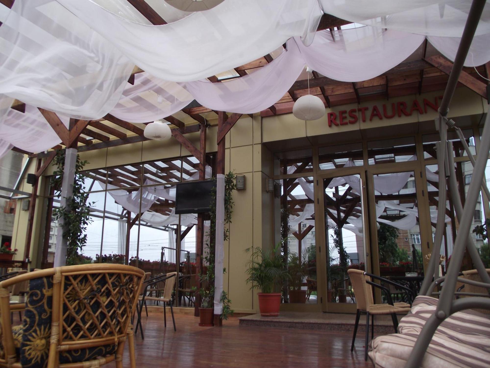 Hotel Flormang Крайова Екстер'єр фото
