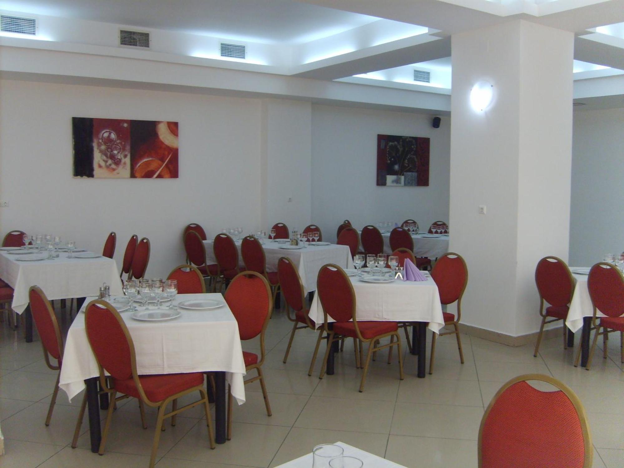 Hotel Flormang Крайова Ресторан фото