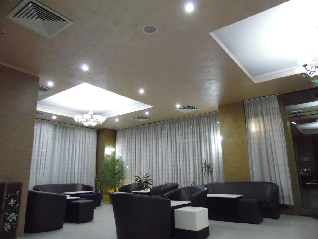 Hotel Flormang Крайова Екстер'єр фото