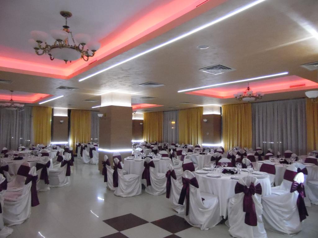 Hotel Flormang Крайова Екстер'єр фото