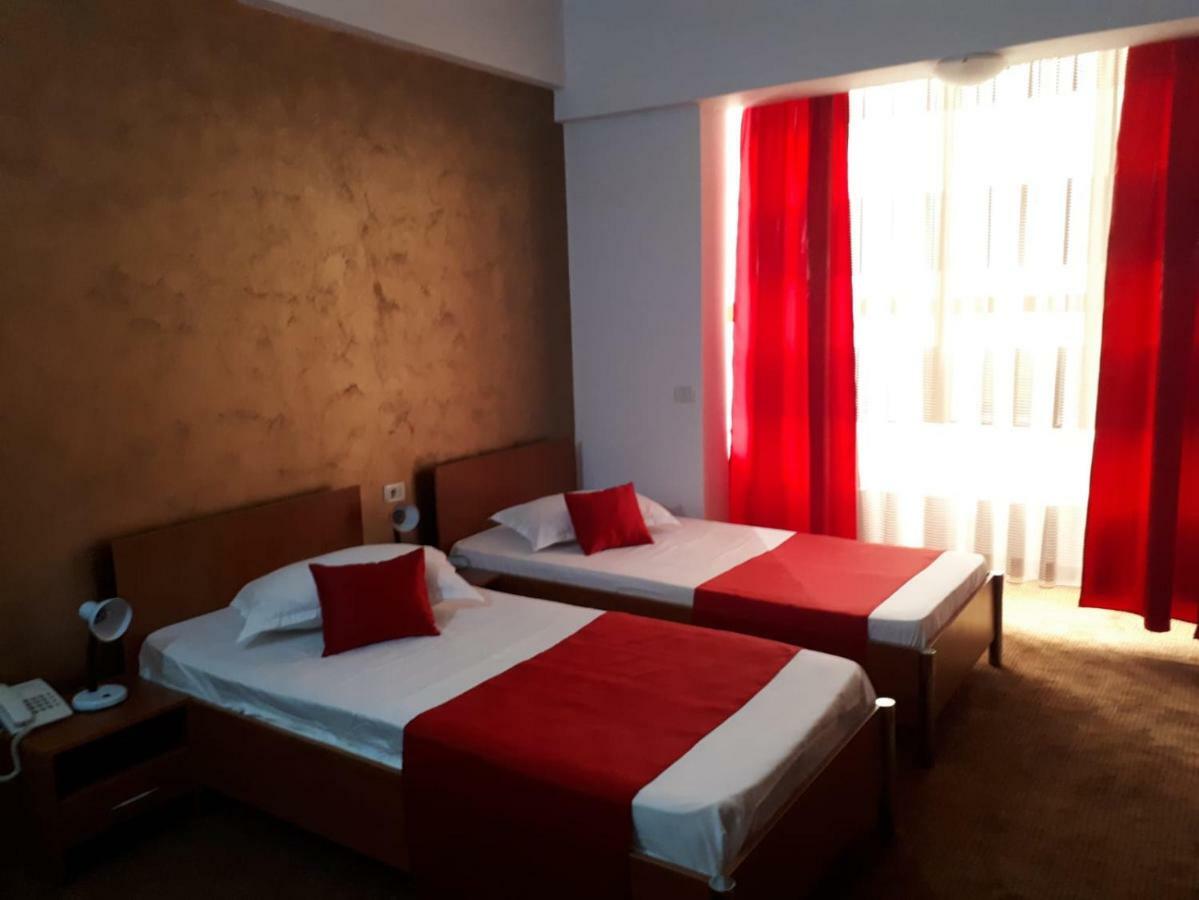 Hotel Flormang Крайова Екстер'єр фото