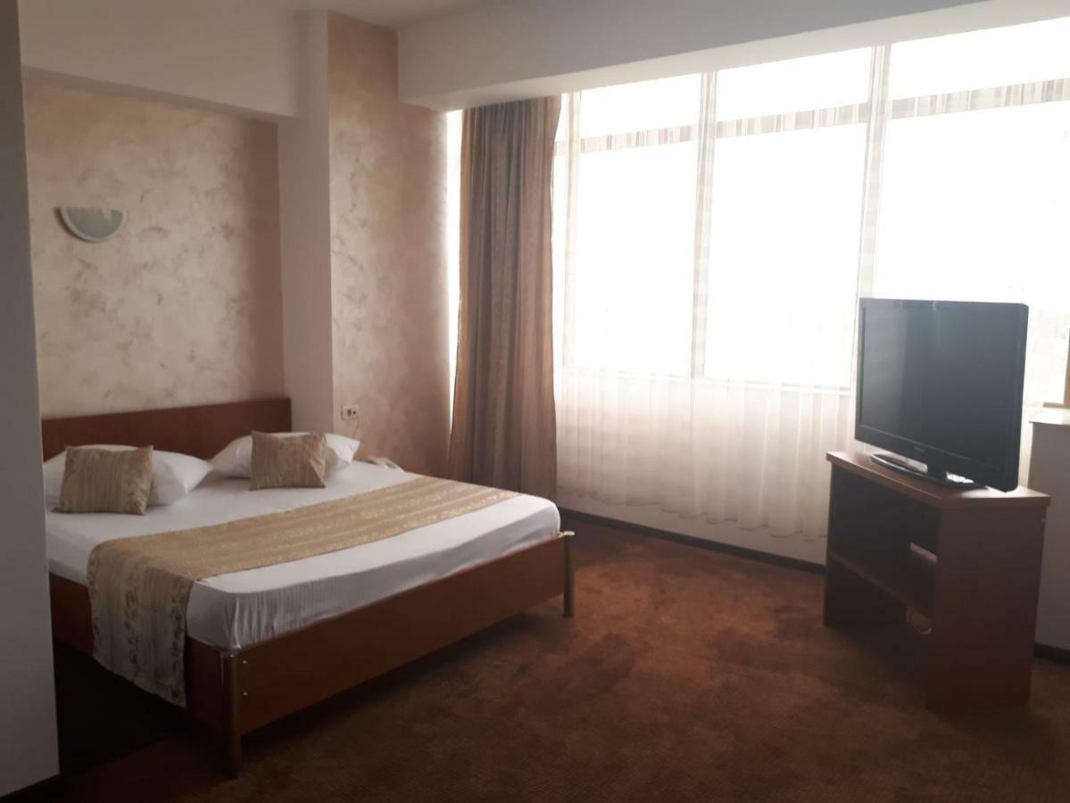 Hotel Flormang Крайова Екстер'єр фото