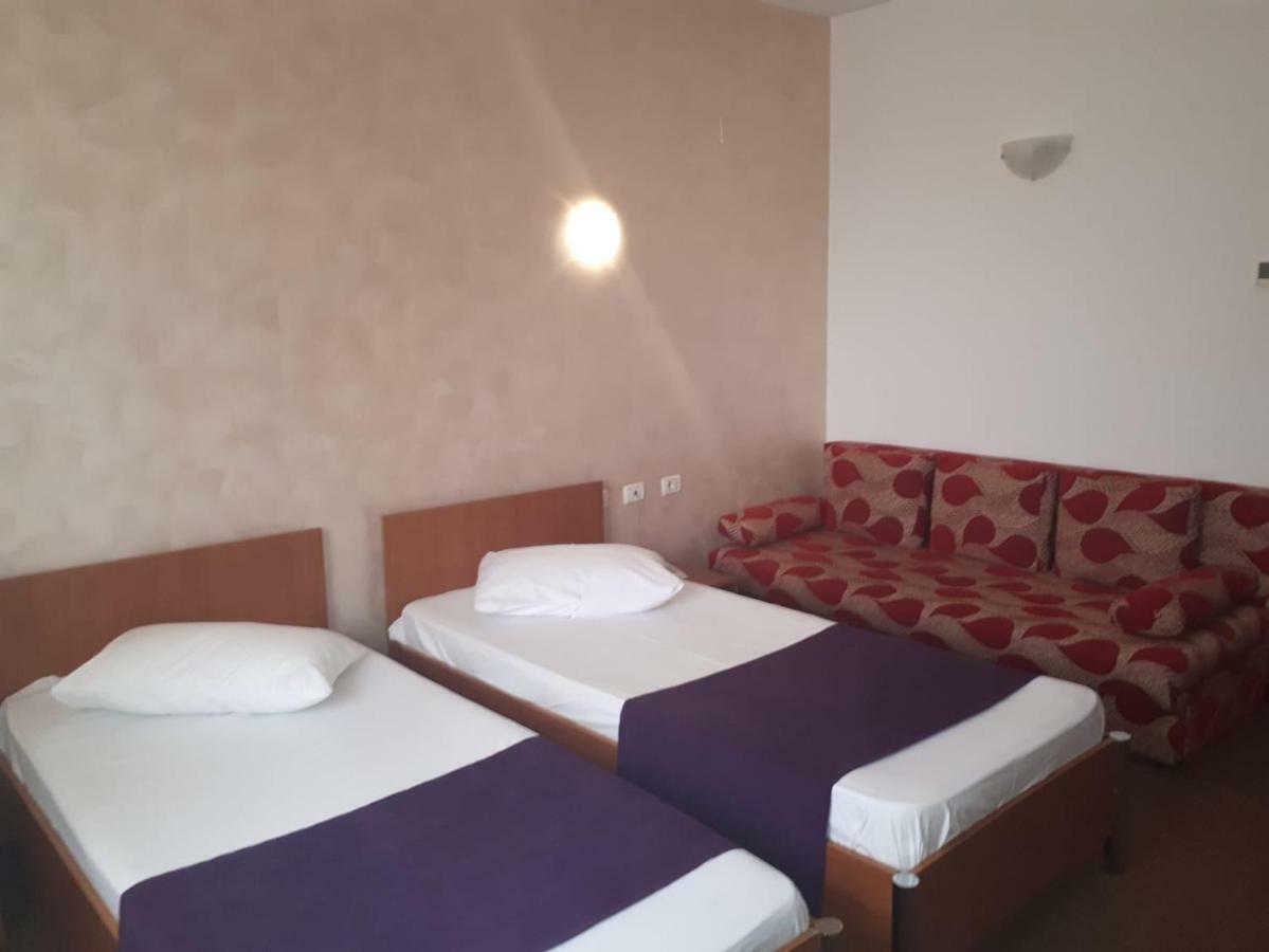 Hotel Flormang Крайова Екстер'єр фото