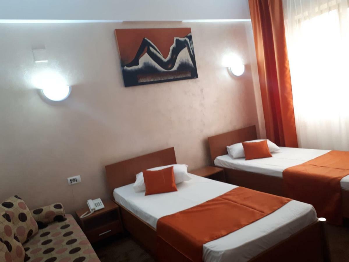 Hotel Flormang Крайова Екстер'єр фото