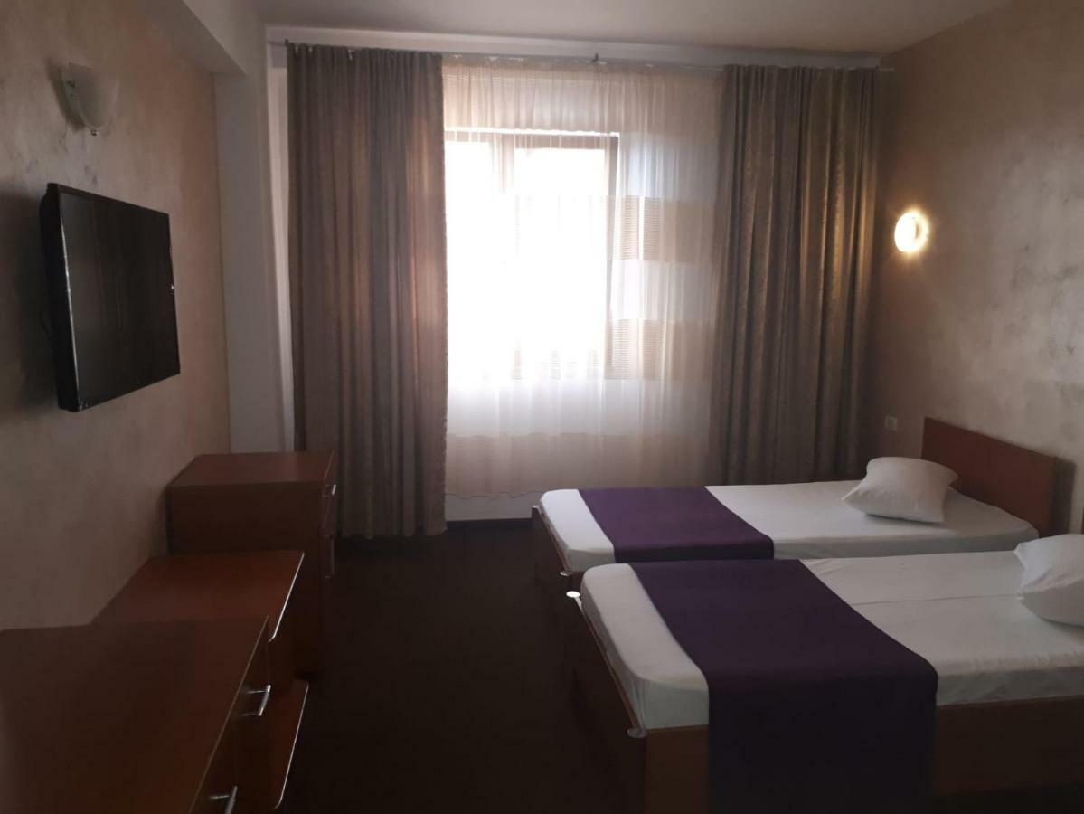 Hotel Flormang Крайова Екстер'єр фото